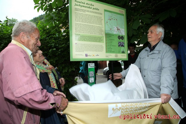 Slavnostní odhalení obnovené stezky JP, kmotři F. Wiendl, H. Truncová a Z. Mandrholec (foto: Ondřej Besperát)